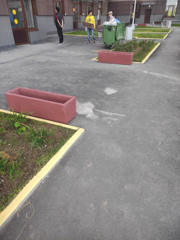 бетонный цветник от парковки