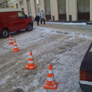 Фото 1: дорожные сигнальные конусы у ресторана в Петербурге