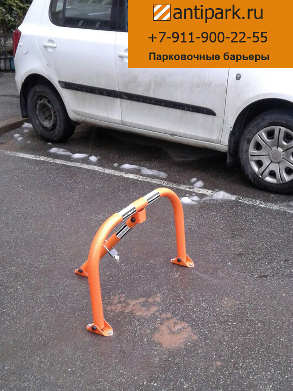 Парковочный барьер, установленный на автопарковке в Петербурге
